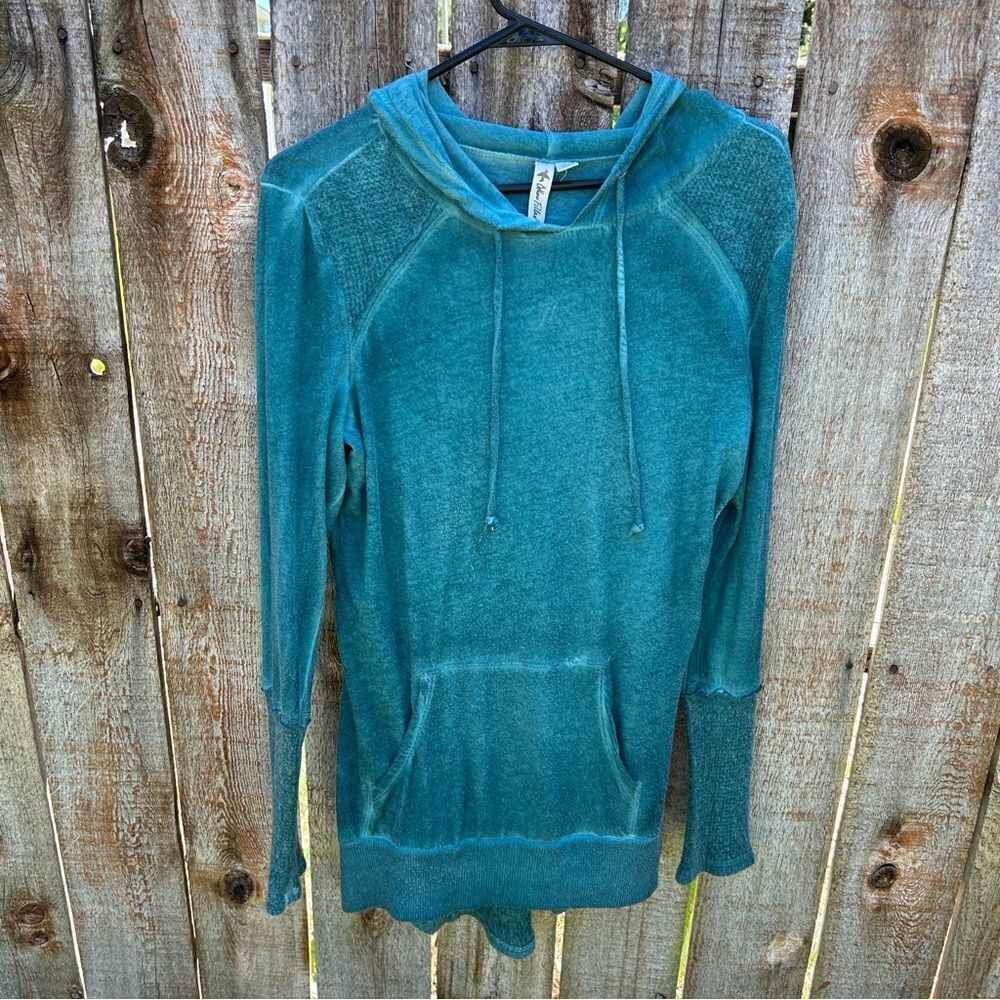 Others Follow long sleeve hooded thin sweater type high low bottom. Large.